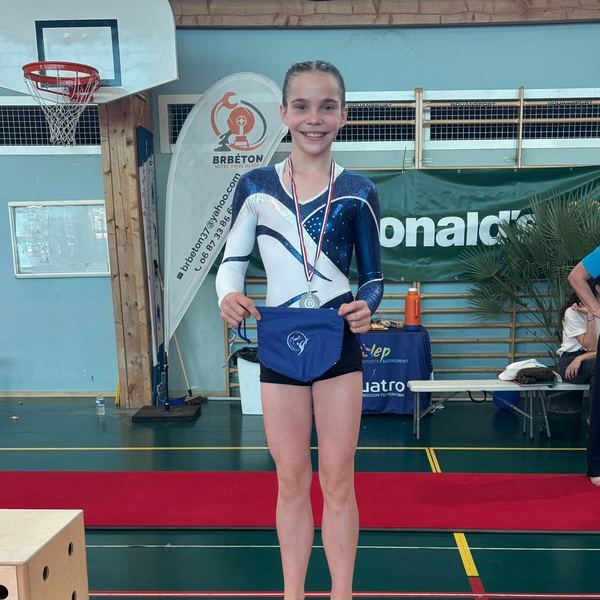 Une gymnaste du club sur le podium avec sa médaille