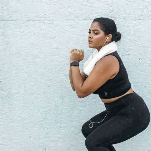 Une sportive effectuant un squat