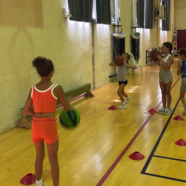 Une jeune gymnaste à l'entraînement dans le gymnase