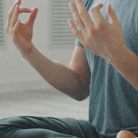 Mains en position de méditation pendant une séance de yoga