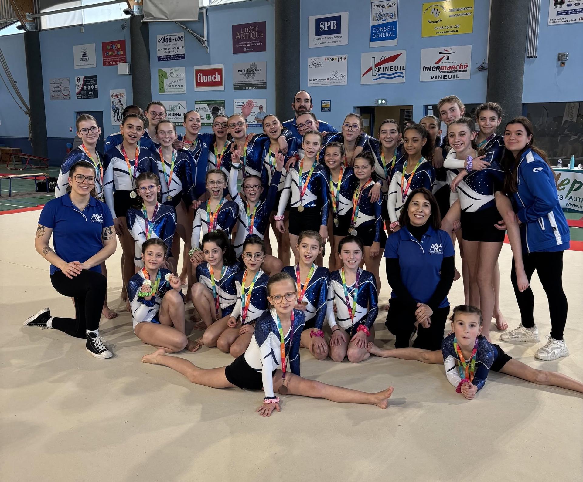Les gymnastes de l'AS Gym Salbris et leurs entraîneuses, médailles autour du cou