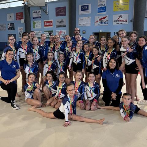 L'équipe de l'AS Gym Salbris et ses entraîneuses, médailles autour du cou