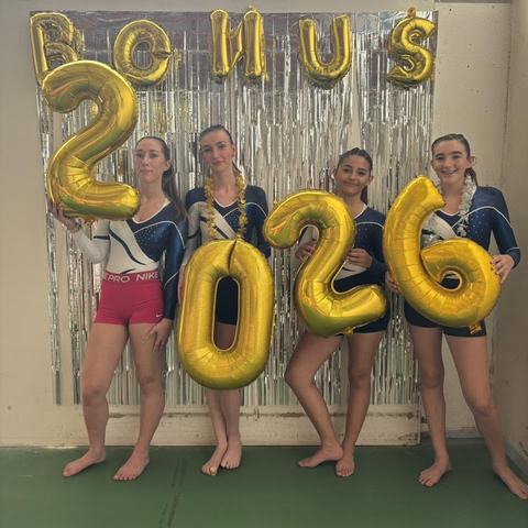 Gymnastes posant avec des ballons « 2026 »