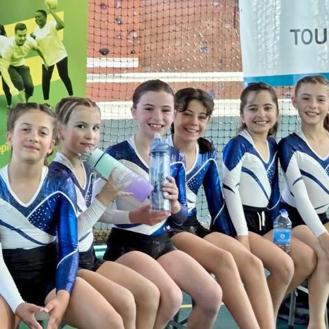 Gymnastes en justaucorps lors d'une compétition