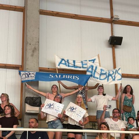 Les supporters du club avec une banderole « Allez Salbris »