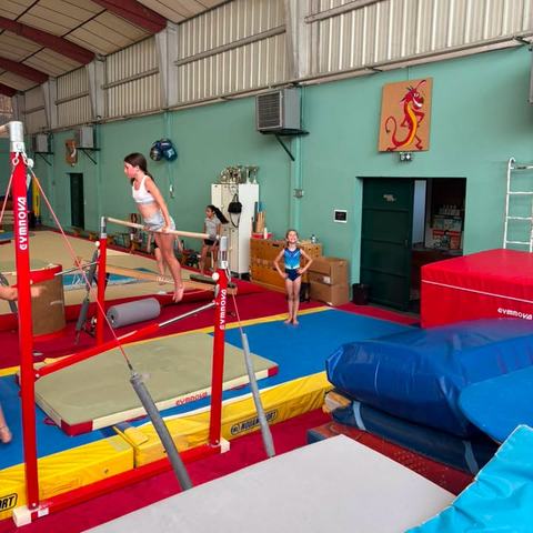 La salle de gymnastique avec barres, poutre et tapis