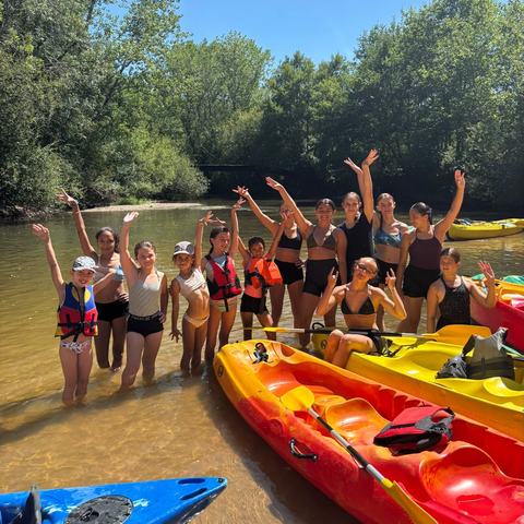 Sortie kayak de l'été, les jeunes les bras levés
